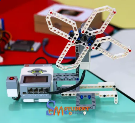 Robô LEGO montado em aula de robótica