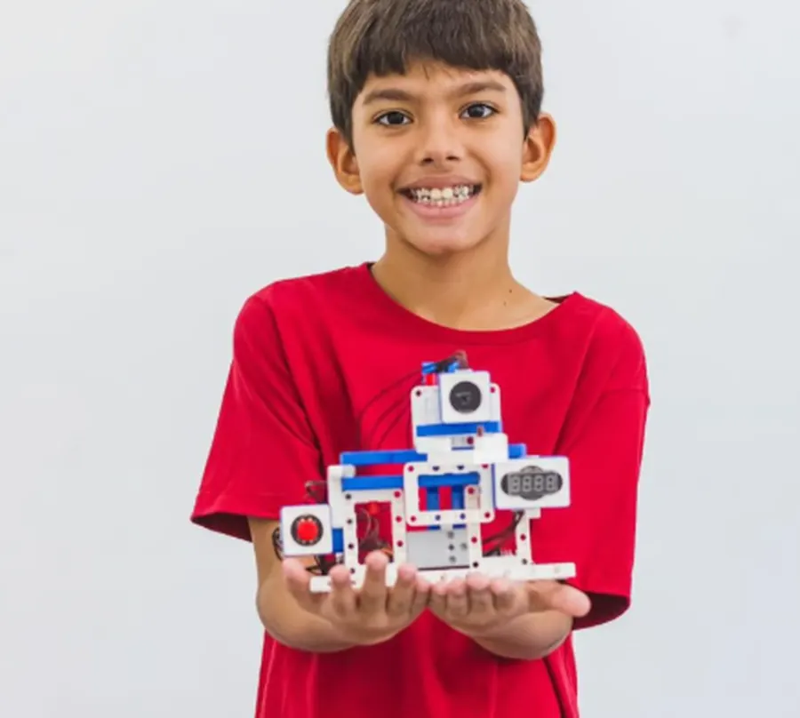 Alunos em aula prática de robótica da Student Maker