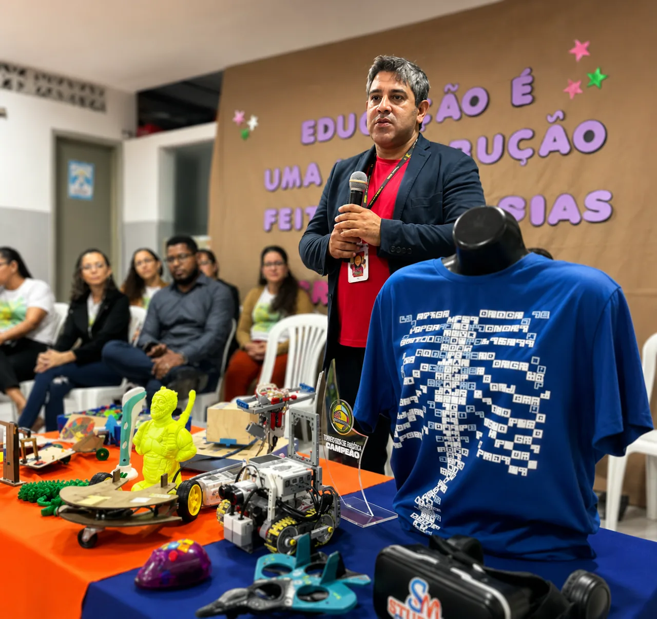 Fundador apresentando os projetos dos alunos em reunião na escola